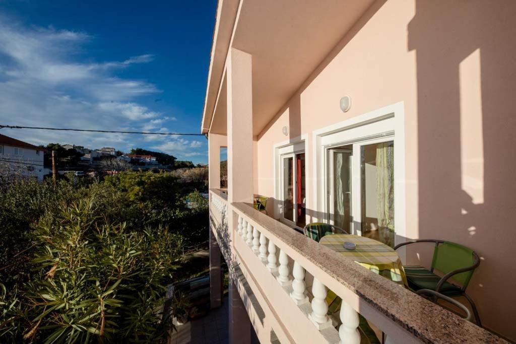 Apartmani Luka Banjol Екстер'єр фото