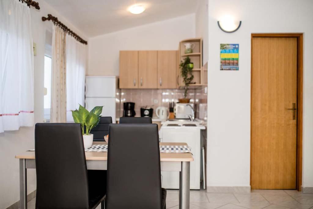 Apartmani Luka Banjol Екстер'єр фото